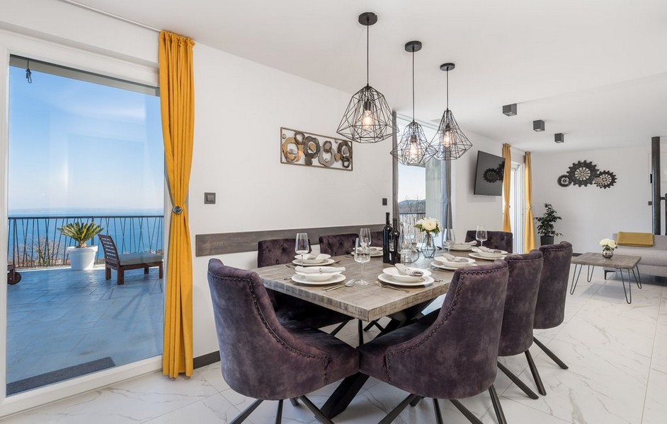 Matplats med moderna stolar och taklampor