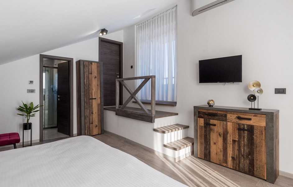 Sovrum med rustika trämöbler och trappor