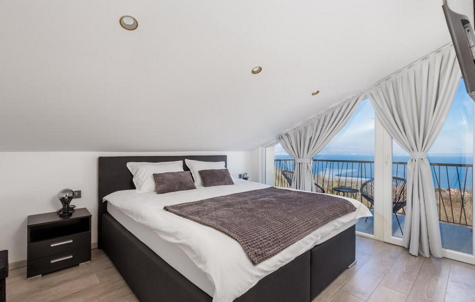 Sovrum med sluttande tak och havsutsikt