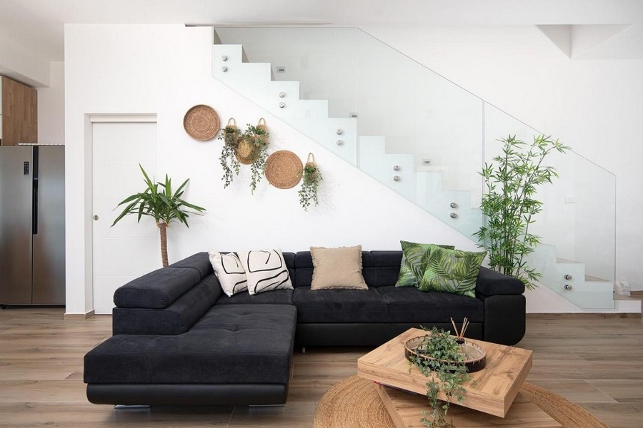 Soffa och utsikt över fastighetens moderna trappa.