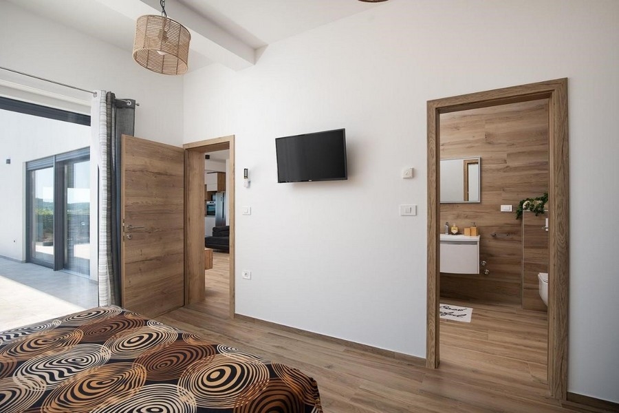 Ett av de tre rymliga sovrummen i fastigheten H3414 till salu i Kroatien.