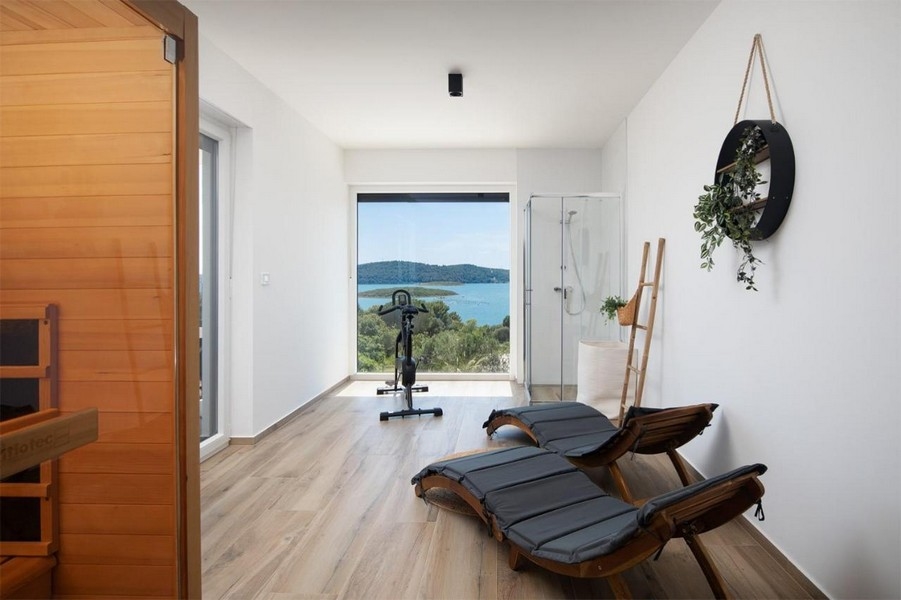 Bastu och relaxavdelning med vacker havsutsikt.