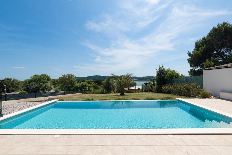 Pool av villa H3414, som är till salu nära Medulin i Kroatien.