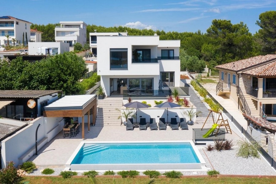 Modern villa med pool nära Medulin i Kroatien till salu.