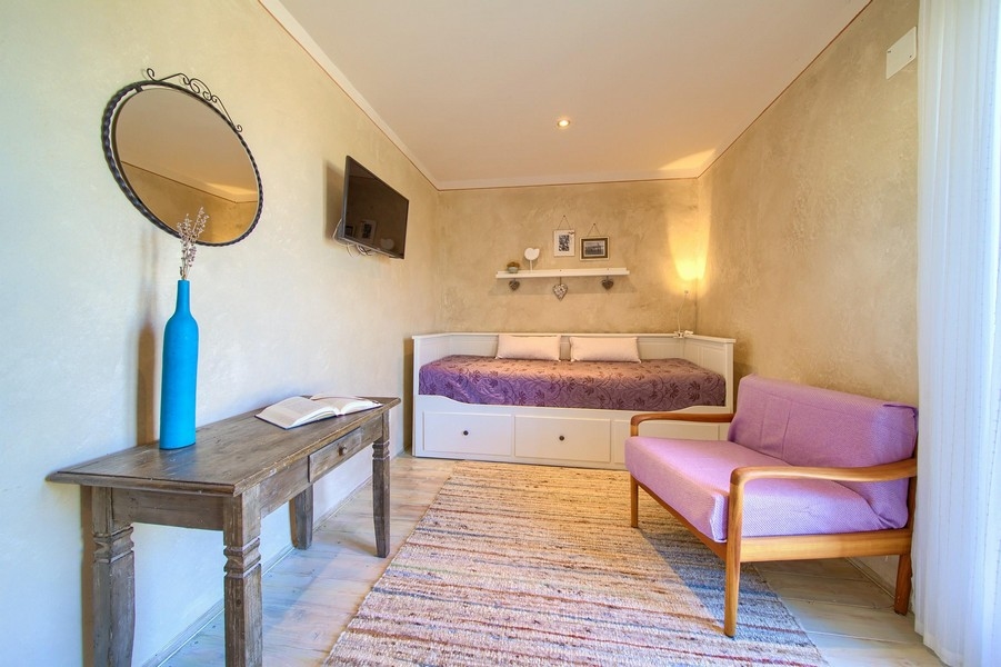 Mysigt rum med dagbädd i hus H3415, erbjuds till försäljning på ön Krk, Kroatien.