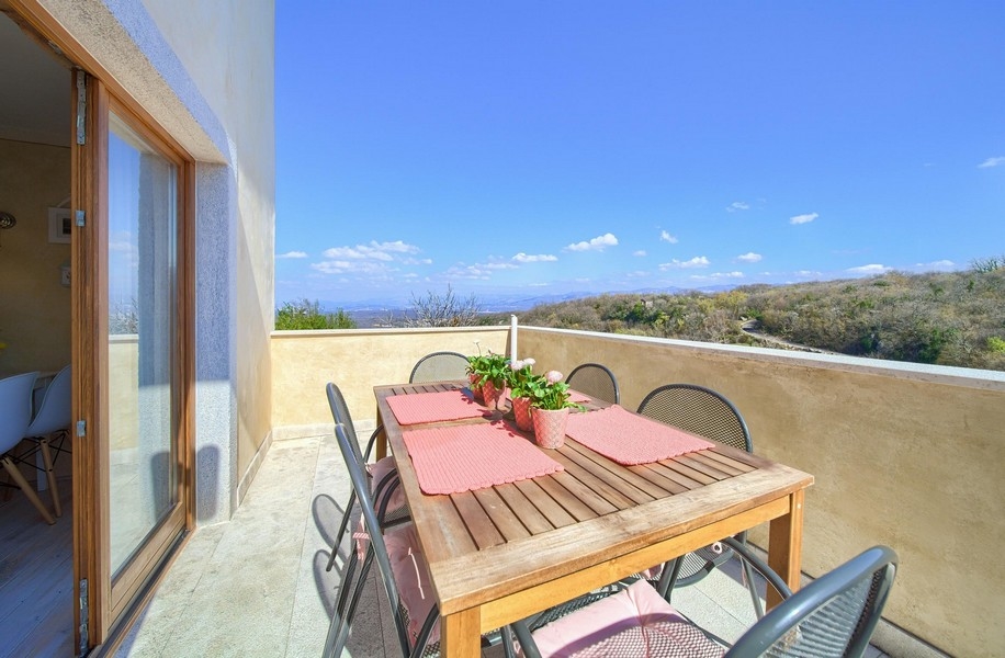 Terrass med havsutsikt över hus H3415 på ön Krk i Kroatien - Panorama Scouting.