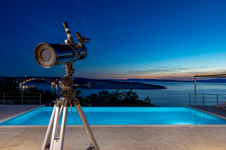 Pool, havsutsikt och ett teleskop på terrassen till villa H3417, till salu i Kroatien.