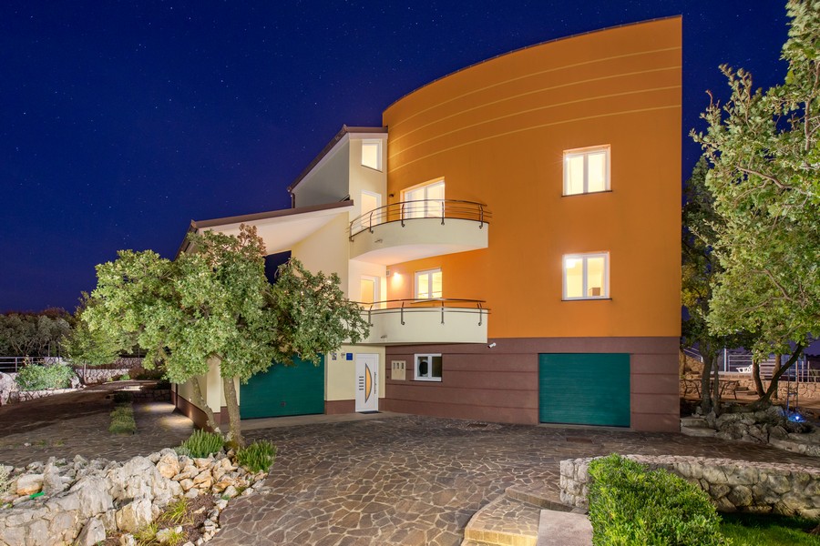 Den moderna, böjda baksidan av Villa H3417.