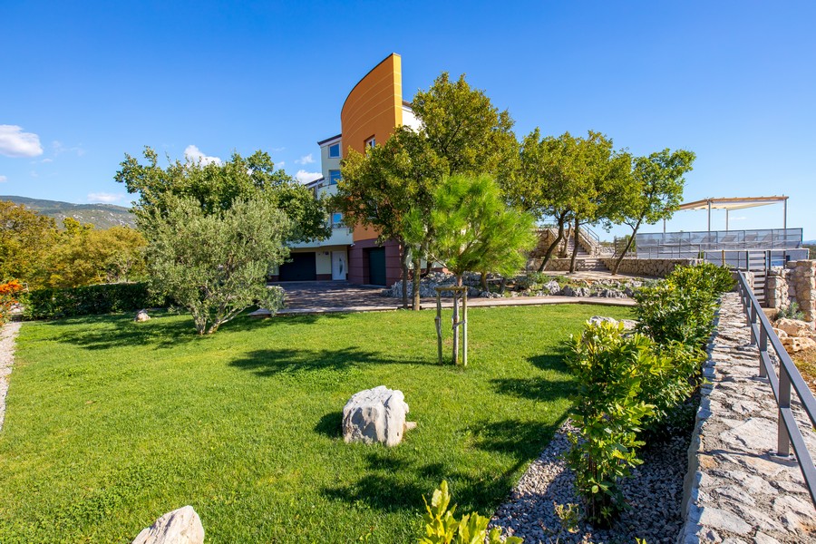 Den välskötta, gröna uteplatsen i Villa H3417.