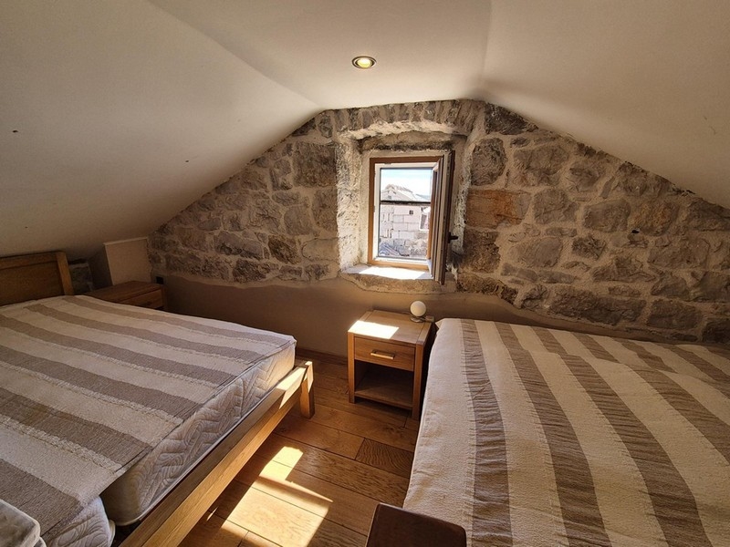 Mysigt sovrum på vinden på fastigheten H3420, Kroatien.
