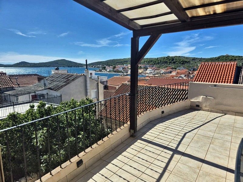 Takterrass på fastigheten H3420 i Betina, Murter Island, Kroatien.