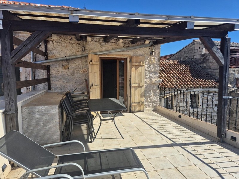 Täckt terrass på fastigheten H3420 i Betina, Kroatien - Panorama Scouting.