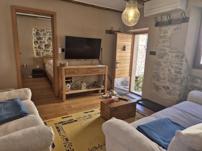 Luftkonditionerat vardagsrum med elegant medelhavsinredning.