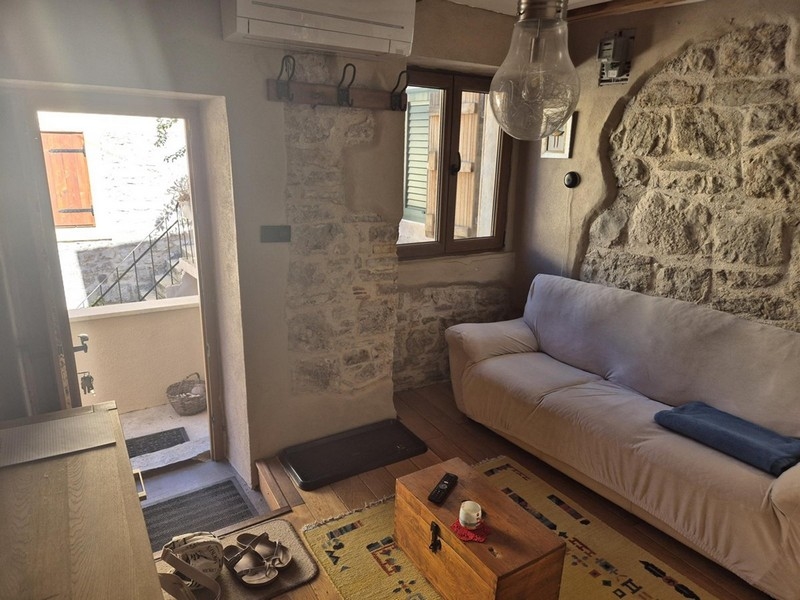 Vardagsrum och entré.