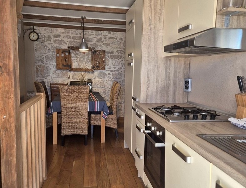 Kök och matplats i fastigheten.