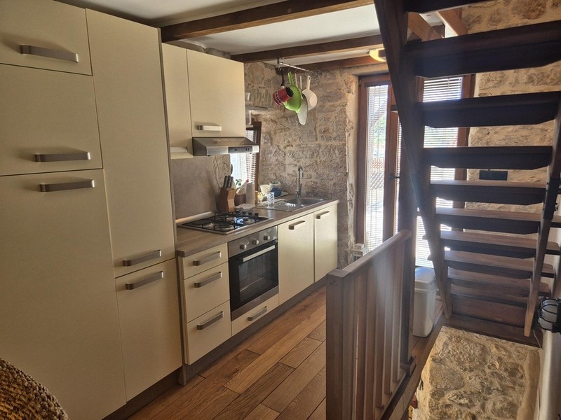 Modernt kök av fastighet H3420: Stenhus i Kroatien.