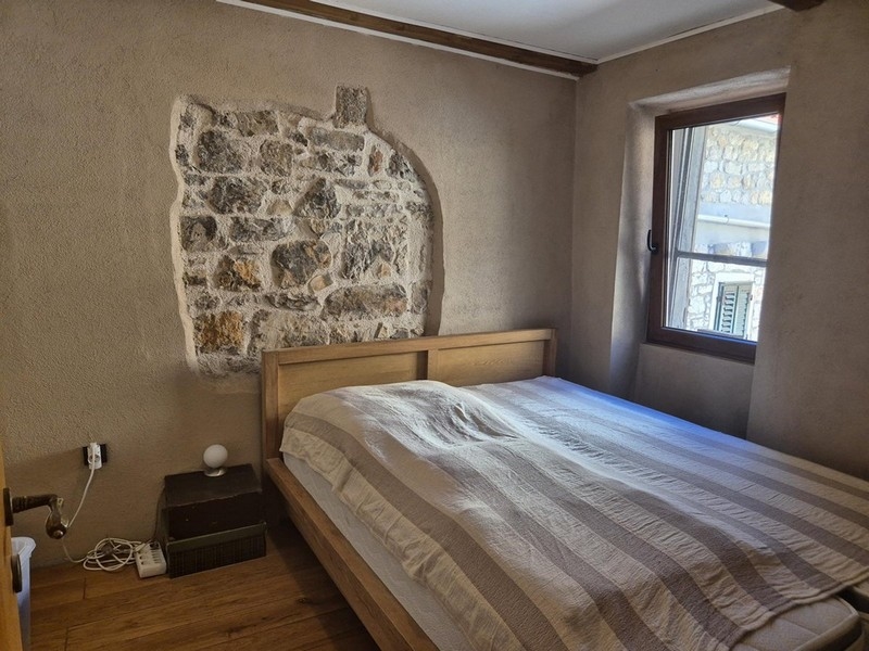 Sovrum med dubbelsäng av fastigheten H3420, Kroatien - Panorama Scouting.