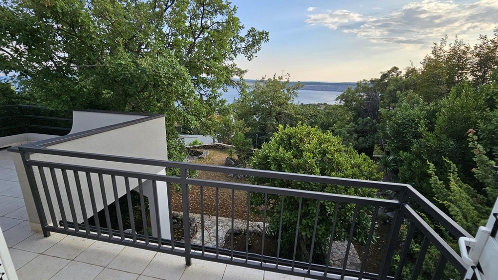 Havsutsikt från övervåningen i hus H3422, bjuds ut till försäljning nära Crikvenica.