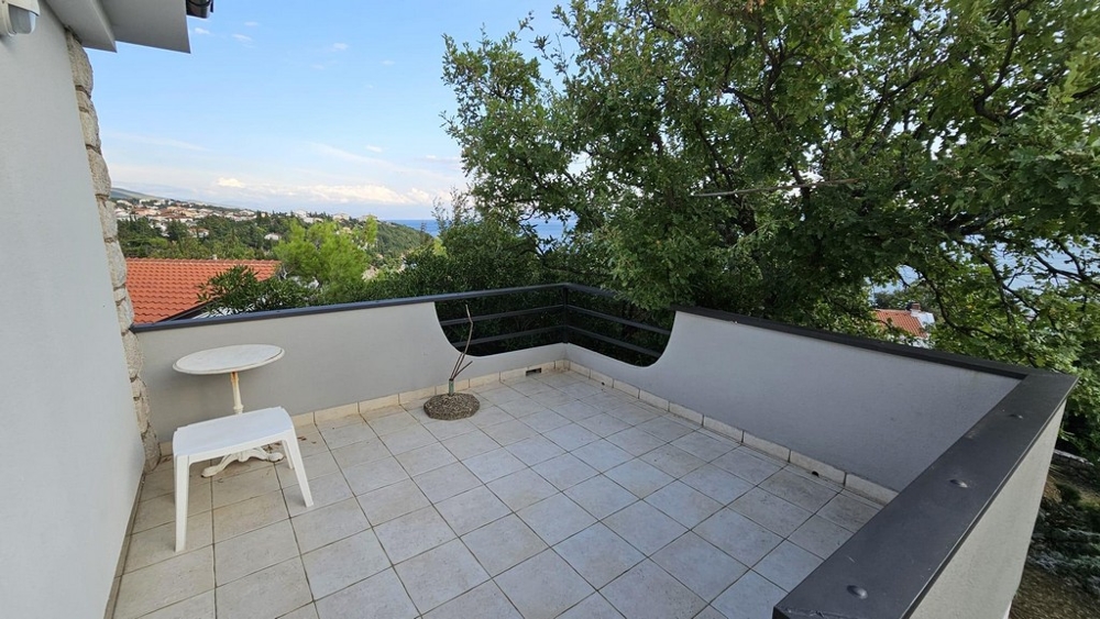 Stor terrass med havsutsikt, liten sittgrupp