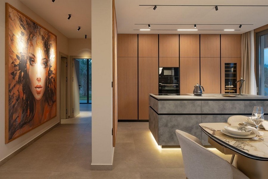 Kök och matplats med stor väggmålning