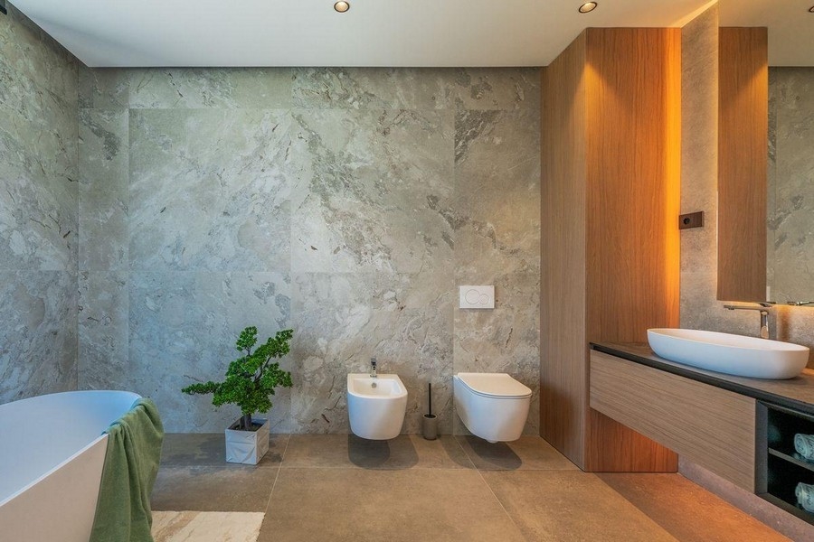 Modernt badrum med fristående badkar