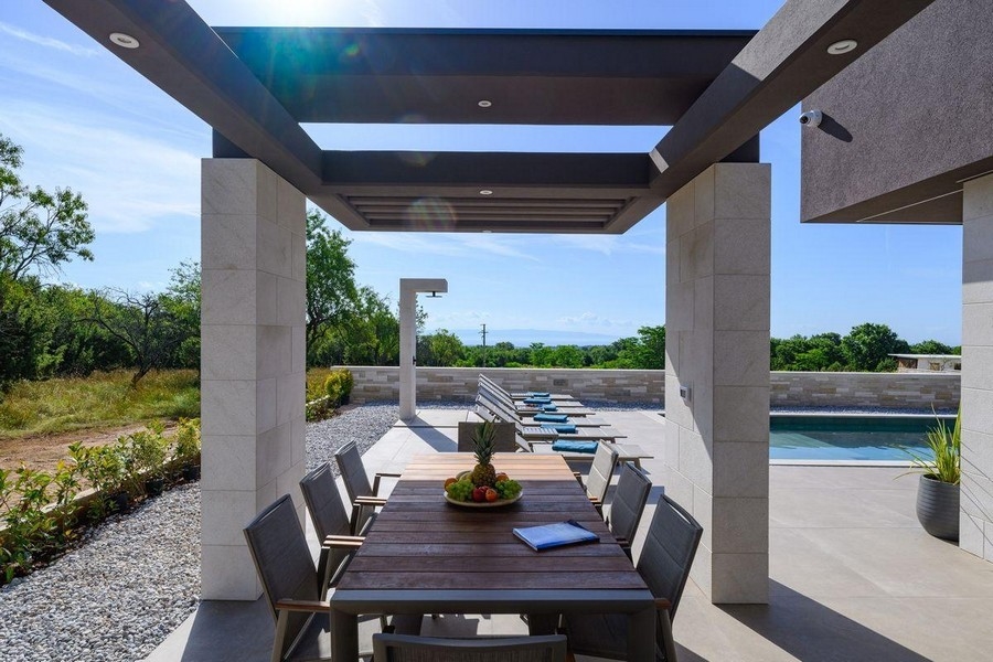 Terrass med havsutsikt över villa H3426, som är till salu i Kroatien.