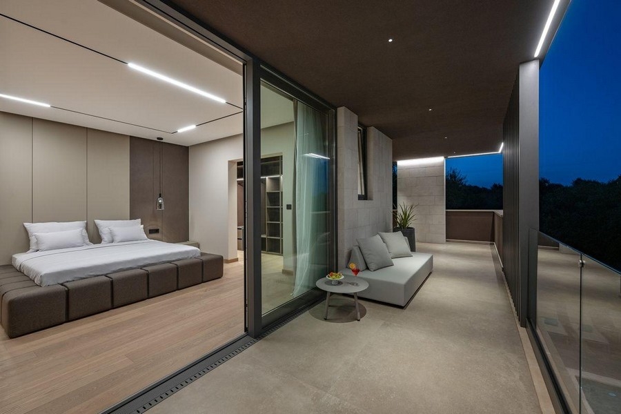 Utsikt från terrassen in i det lyxiga sovrummet på fastigheten H3426.