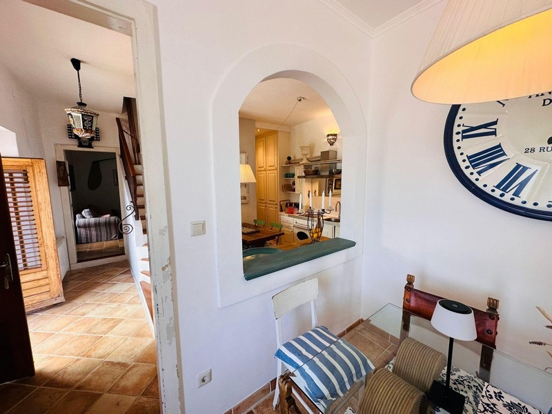 Interiör med passage, utsikt över vardagsrum och trappa