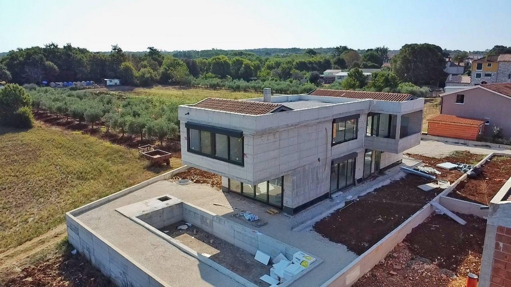 Exteriör vy av oavslutat hus under konstruktion