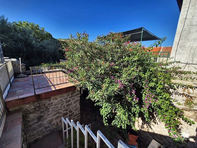 Terrass av huset H3439, som erbjuds till försäljning i Kroatien i staden Murter.