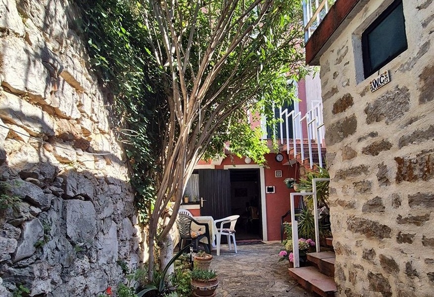 Uteområde med medelhavscharm - Fastighet H3439 Panorama Scouting.