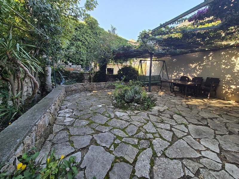 Den rymliga trädgården med medelhavscharm.