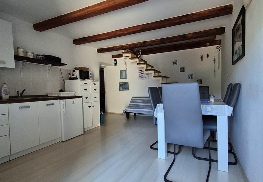 Kök med matbord och trappa till övervåningen