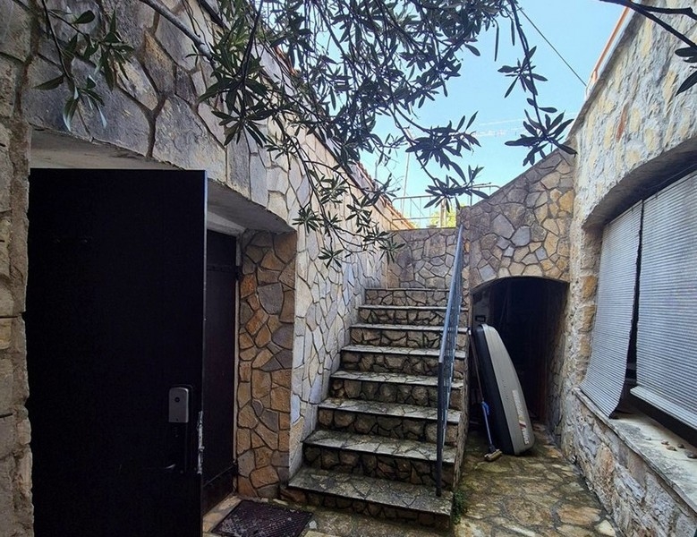 Stentrappa på innergården som leder till husets övre våningar.