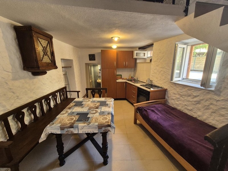 Matplats och kök med rustika möbler på bottenvåningen i huset.