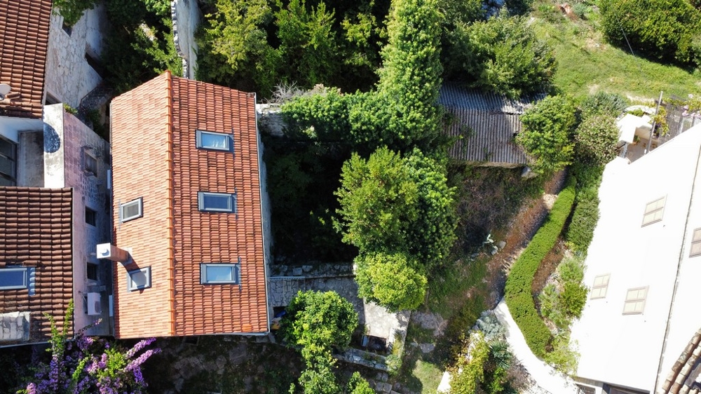 Köp ett medelhavshus med en liten trädgård i Kroatien - Panorama Scouting H3442.