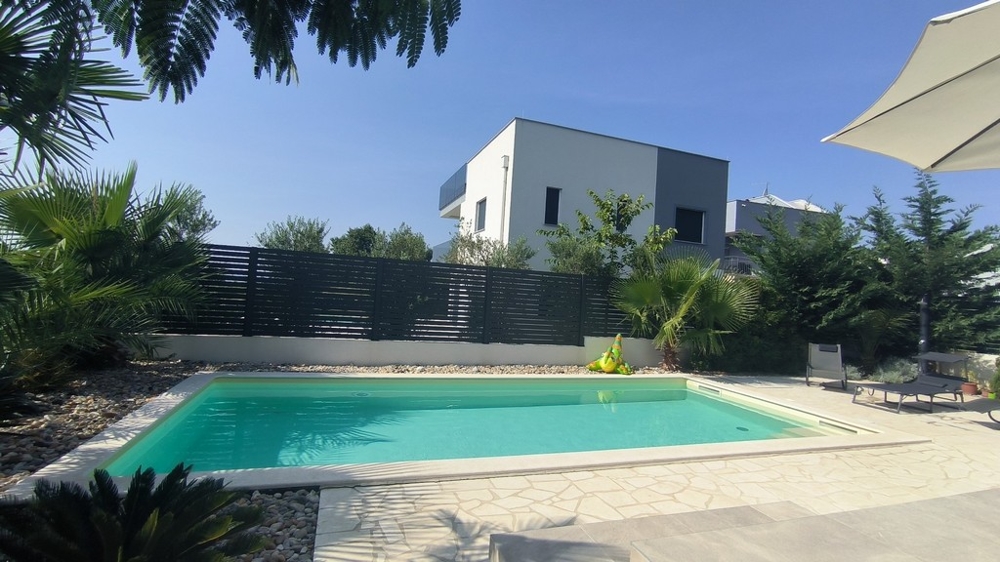 Pool och solterrass på fastigheten H3447 i Kroatien.