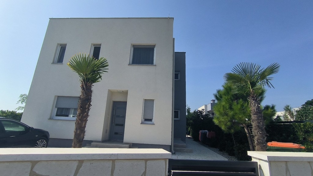 Baksidan av villa H3447, som är till salu i Privlaka.