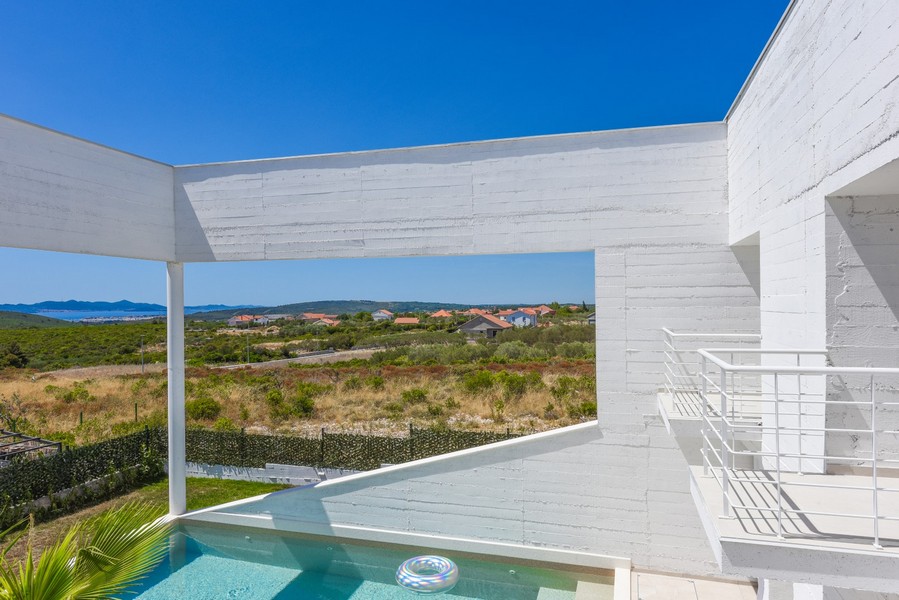 Modernt poolområde med panoramautsikt över havet och landskapet i Kroatien.