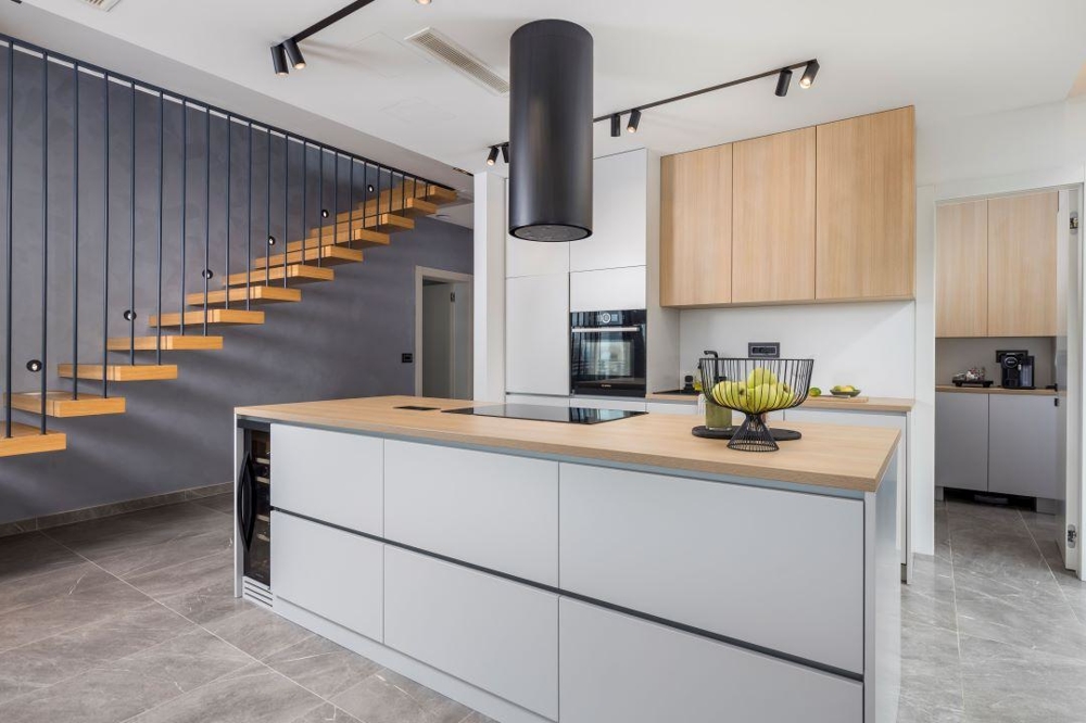 Modernt öppet kök i lyxvilla H3450 i Crikvenica, Kroatien.