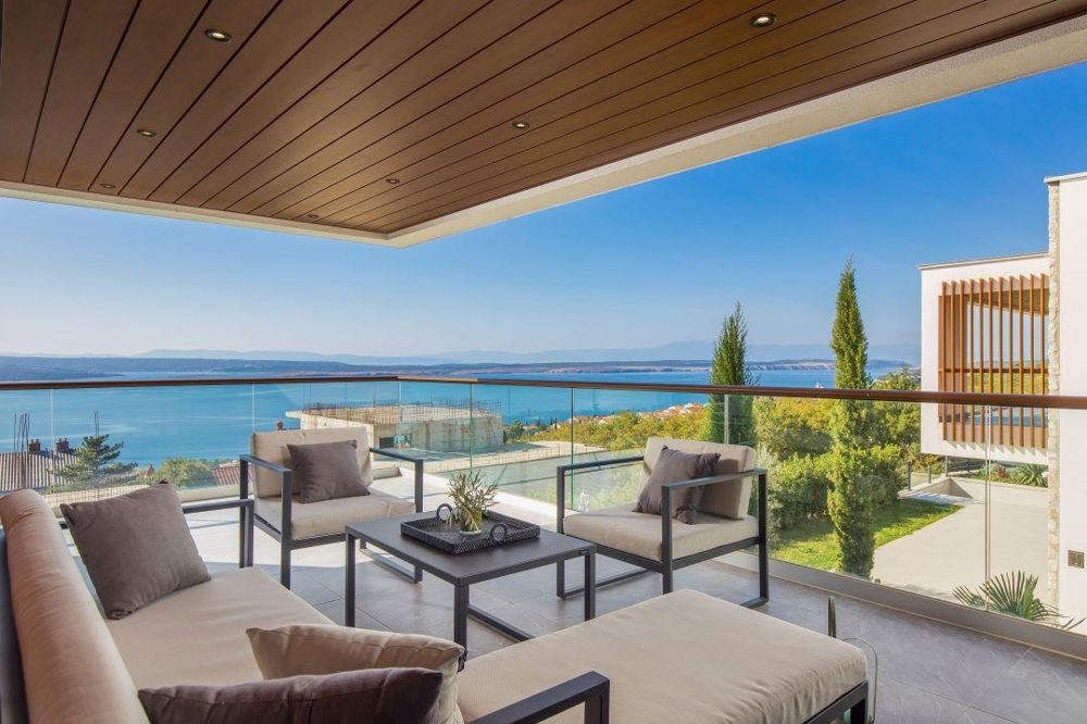 Köp en lyxig nybyggd villa i modern arkitektonisk stil i Crikvenica, Kroatien.