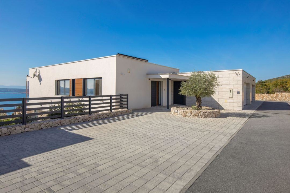 Parkeringsplats för Villa H3450 i Crikvenica, Kvarnerbukten i Kroatien.