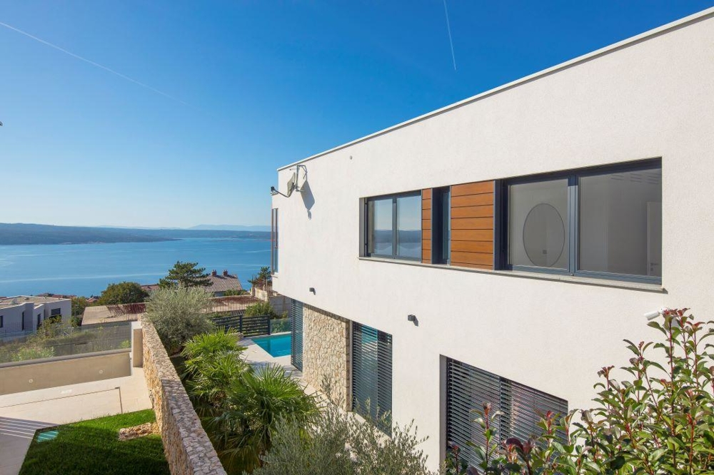 Sidovy över villan och havet.