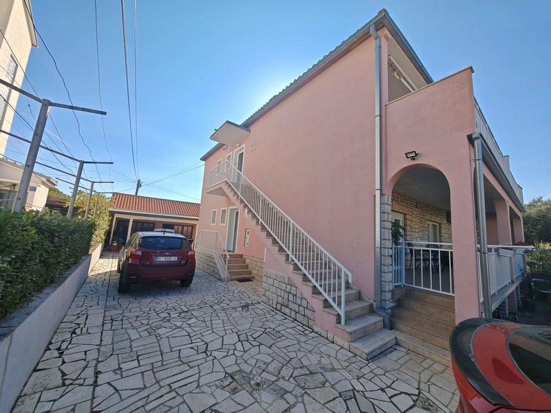 Parkeringsplats och entré till bostäderna.