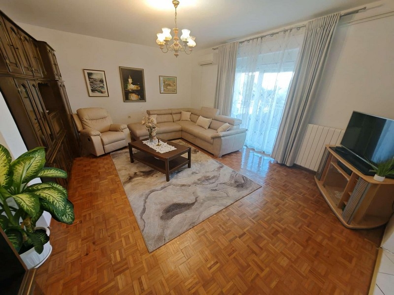 Vardagsrum med soffa och TV.