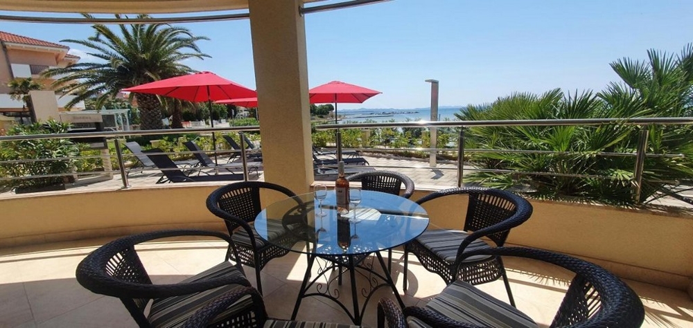 Terrass på bottenvåningen.