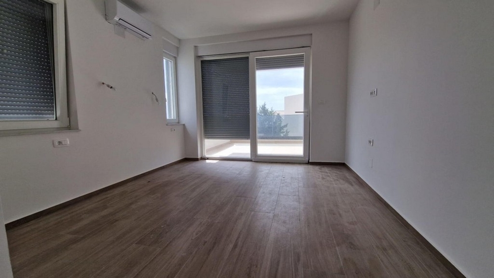 Utsikt över utomhusområdet på fastigheten H3457 i Kroatien.