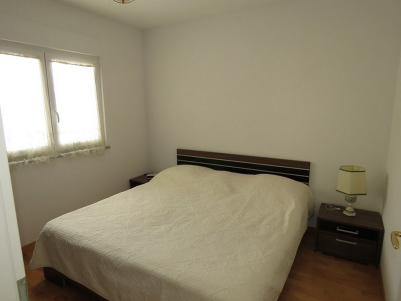 Sovrum med dubbelsäng och sängbord.