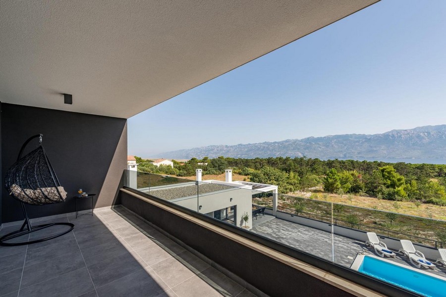 Utsikt över de gröna omgivningarna och havet - Villa H3468 i Kroatien.