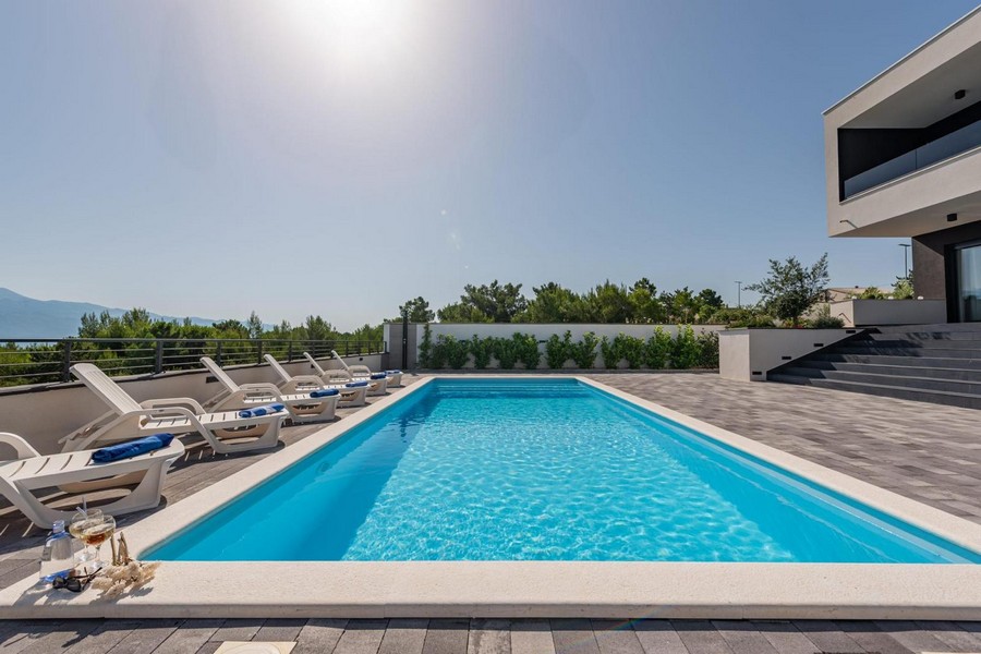 Pool och solterrass på fastigheten H3468 nära Zadar i Kroatien.